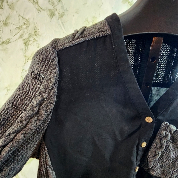 HOMMAGE Beautiful Sweater Top - Picture 2 of 10